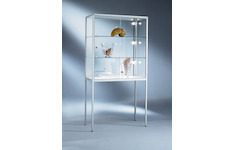 Vitrinen auf Füßen